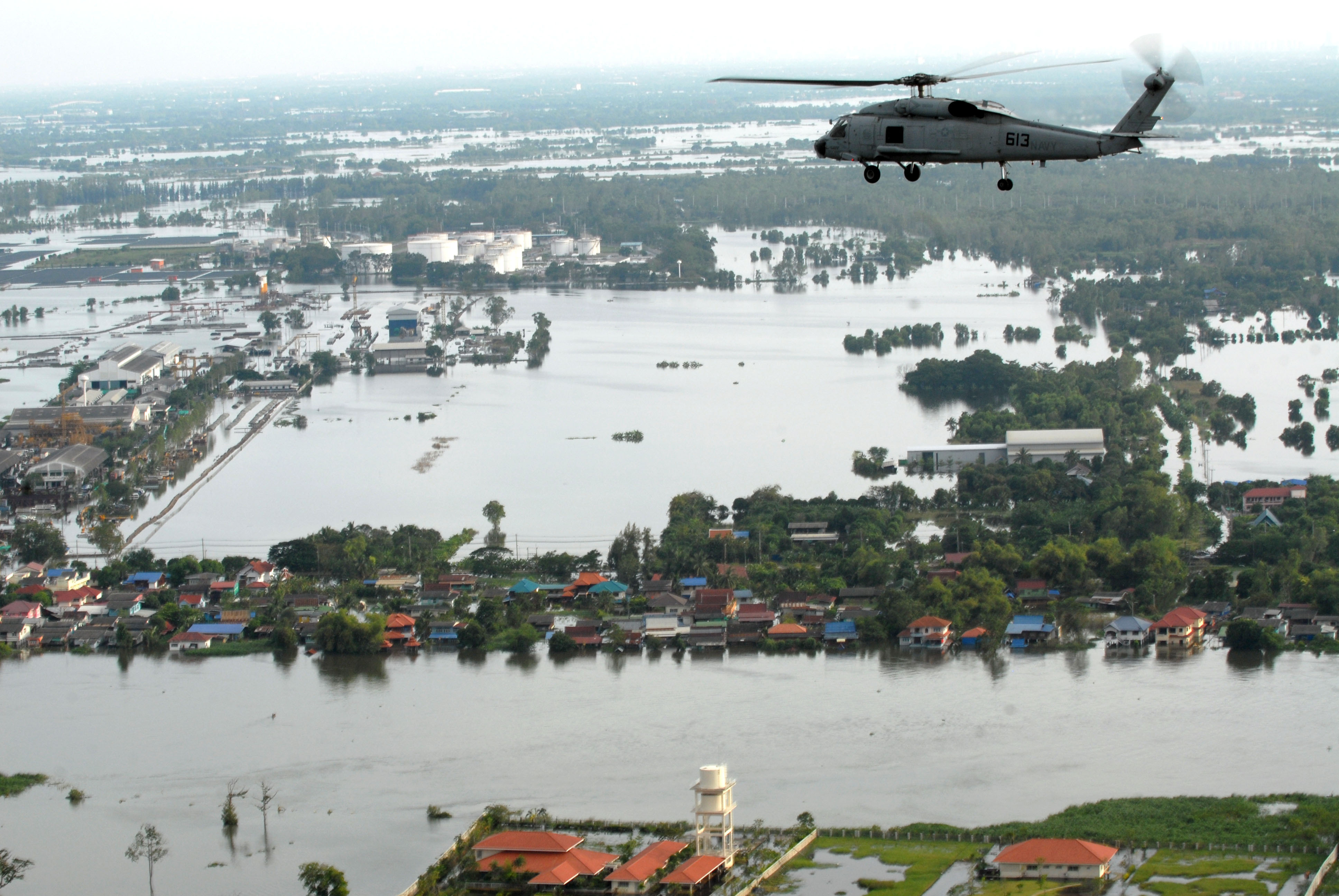 Helicopter_survey_of_flooding_in_suburban_Greater_Bangkok_22_October_2011.jpg